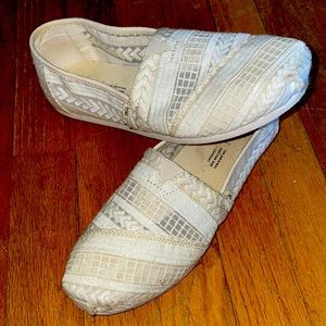 Off White Spring Toms